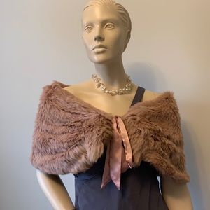 Dust pink capeline in rabbit fur